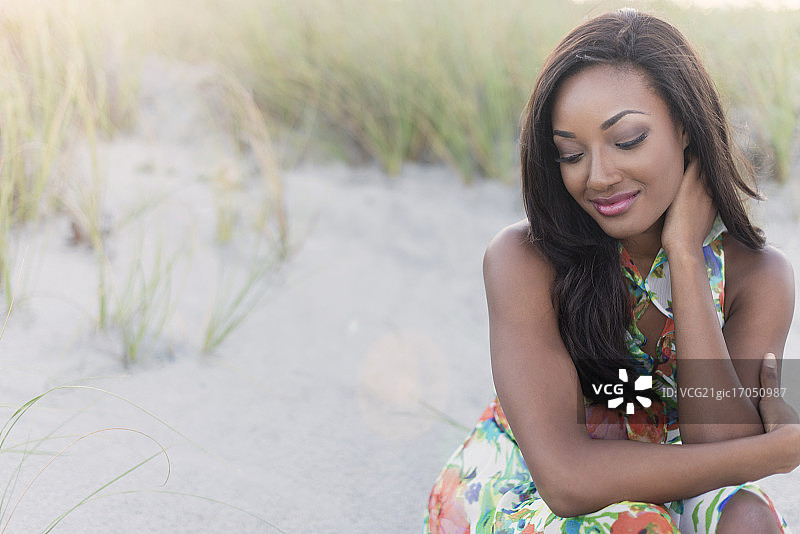 坐在沙滩上的年轻女子图片素材