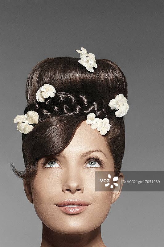 抬头看发髻和发卡的年轻女人图片素材