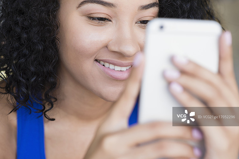 多种族女孩手持iPhone 6手机特写图片素材