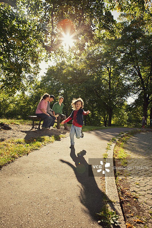 父母和女儿(5-6岁)在公园里图片素材
