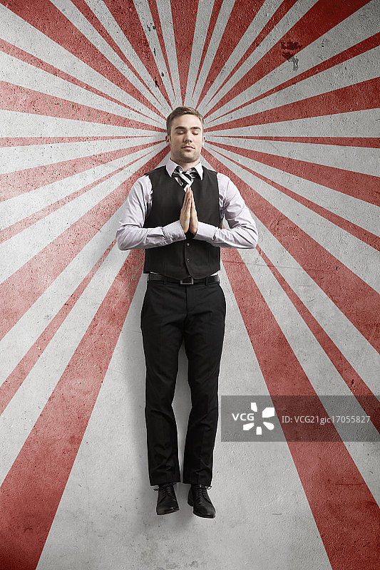 背景为红白条纹的商人图片素材