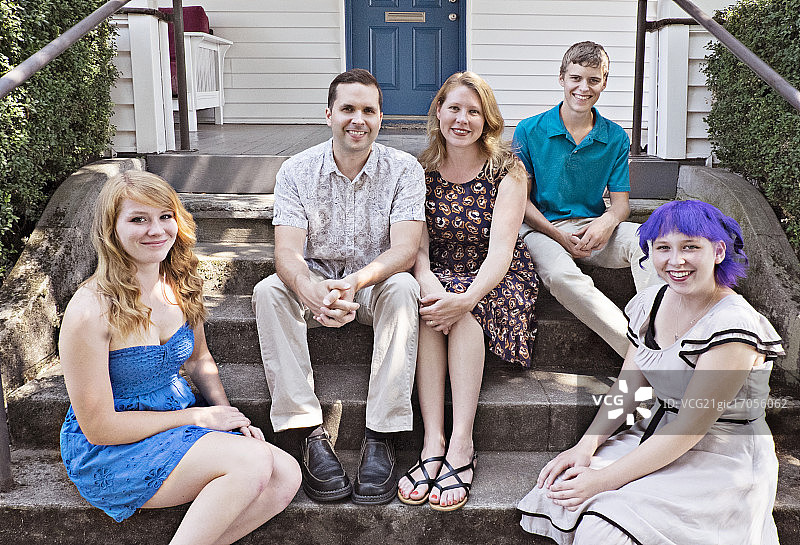 有三个孩子的家庭合影（13-15岁，16-17岁）图片素材