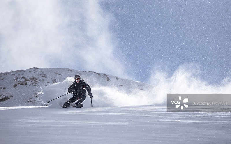 在奥地利阿尔卑斯山的滑雪者图片素材