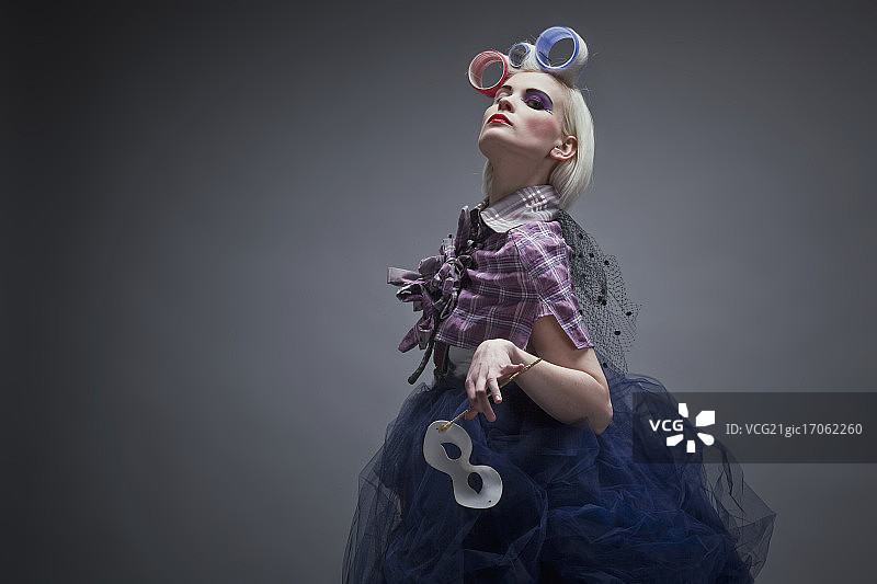 穿着时尚的年轻女子图片素材