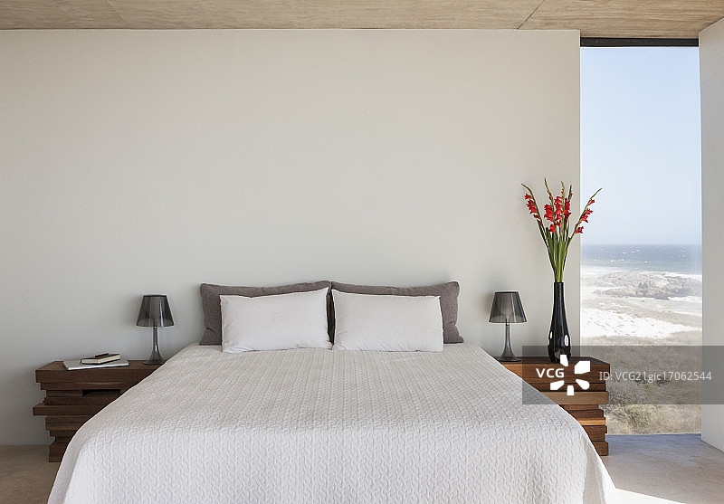 卧室床边的鲜花花瓶，海景图片素材