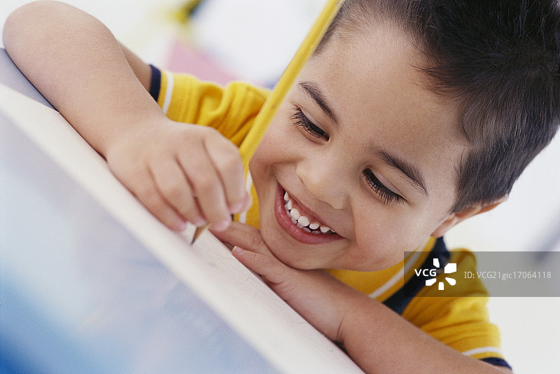 在教室里写作的男孩图片素材