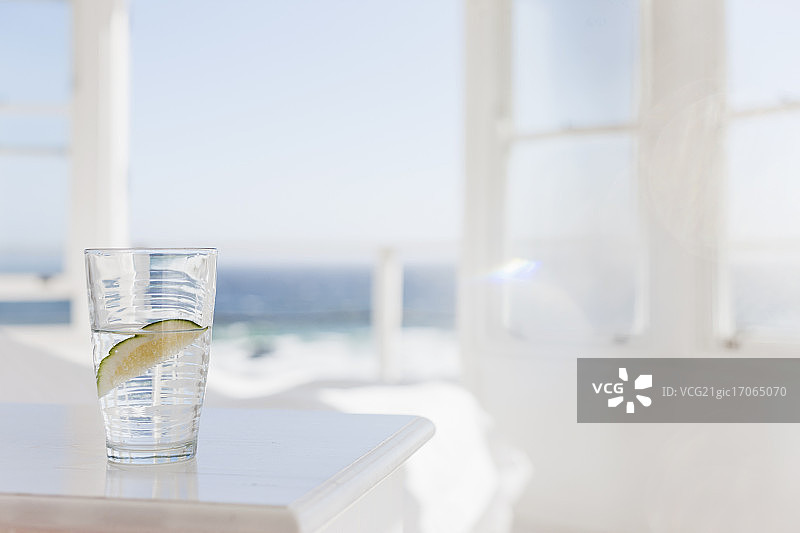 桌子上的青柠水杯图片素材