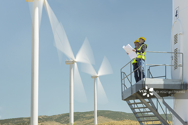 乡村风力发电机上的工人图片素材