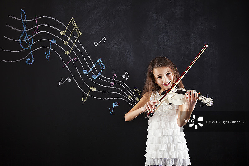 拉小提琴的女童图片素材