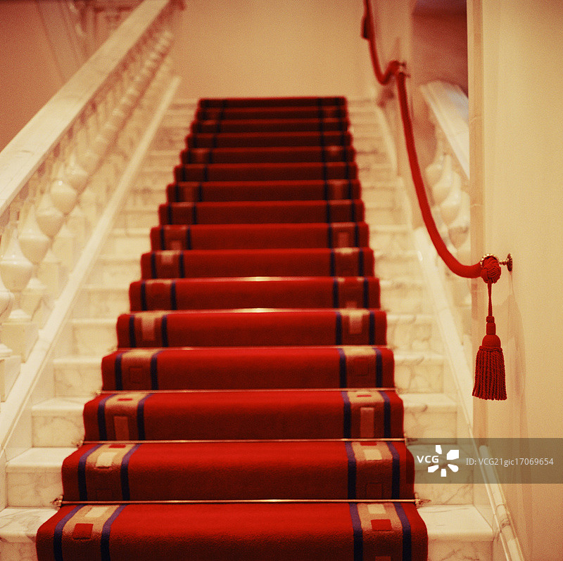 大理石阶梯上的红地毯图片素材
