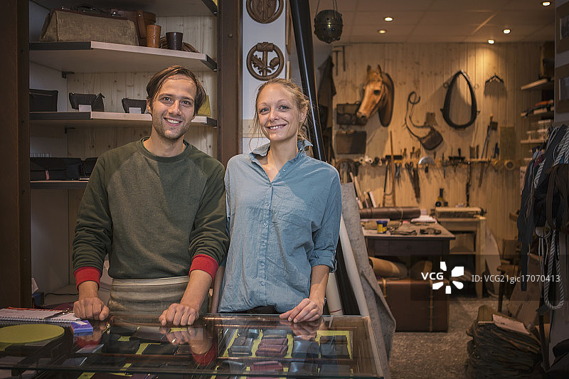 年轻女工匠工作场景图片素材