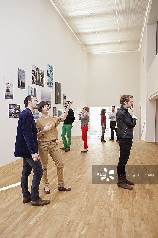 人们观看照片展览图片素材