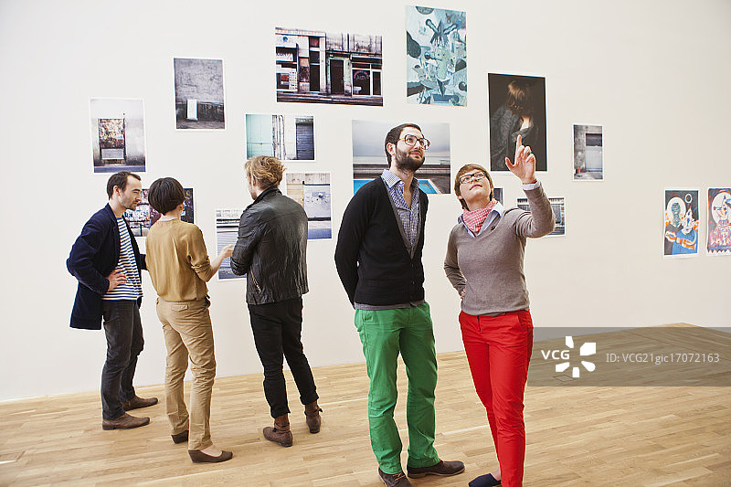 人们观看照片展览图片素材