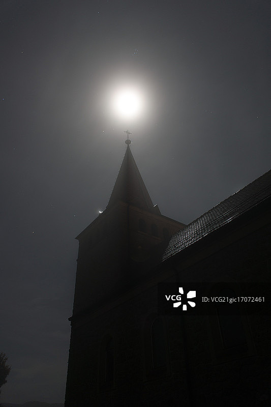 雾夜（教堂与月亮）图片素材