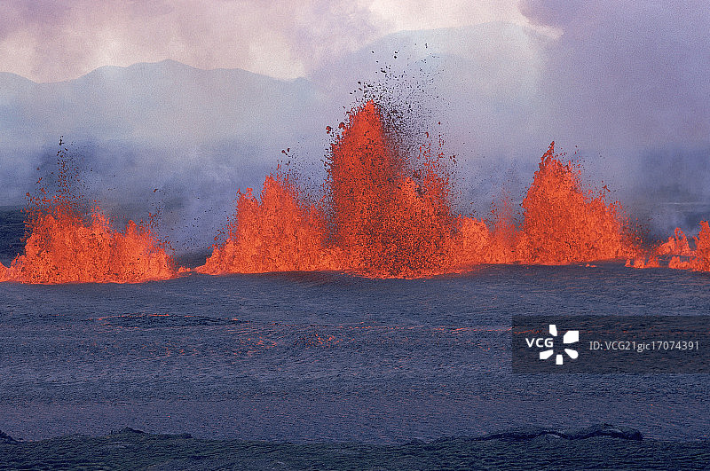 克拉夫拉火山喷发时的熔岩喷泉图片素材