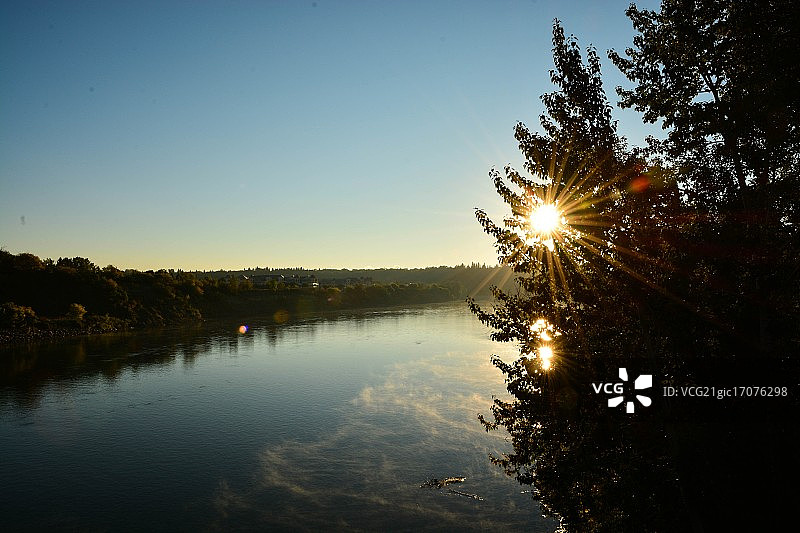 河上的日出图片素材