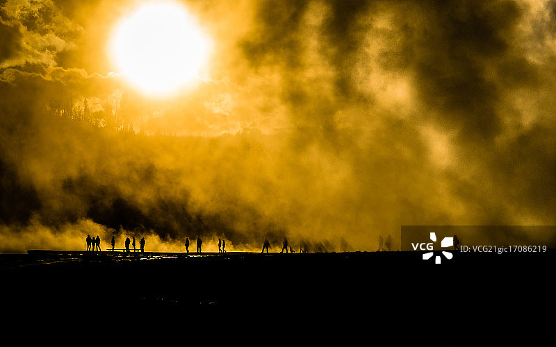 中途间歇泉的超现实日落景象图片素材