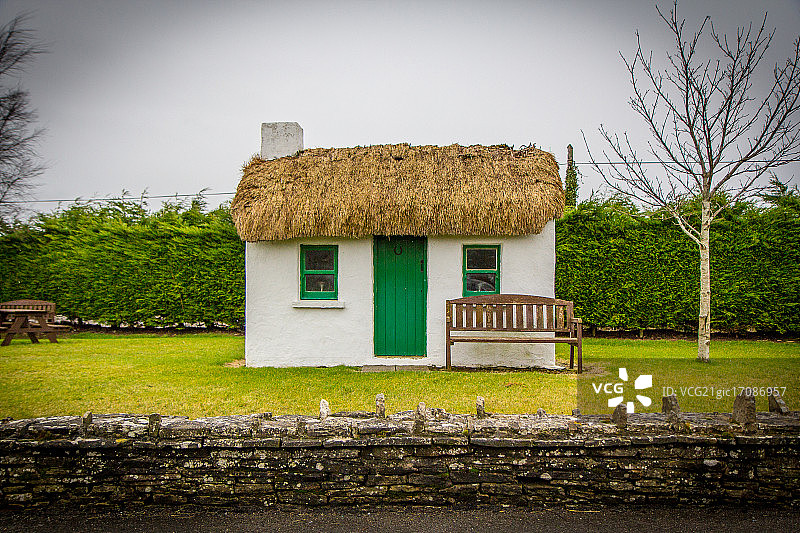 茅草屋顶小屋图片素材