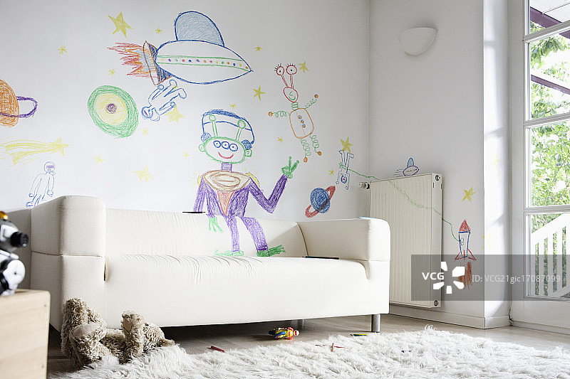 儿童在客厅墙上的绘画图片素材