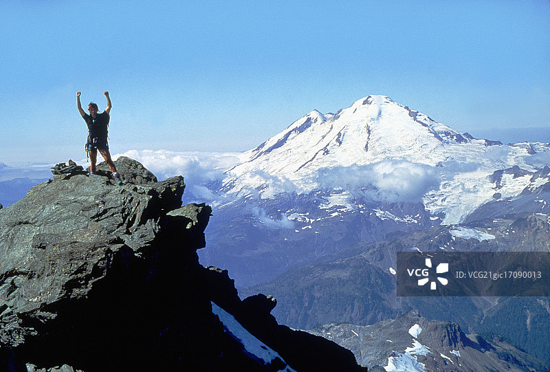 登山者登顶图片素材