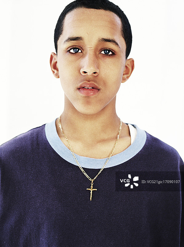 脖子上戴着十字架的男孩图片素材