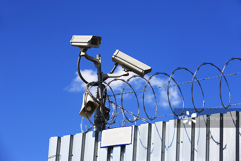 带刺铁丝网和监控摄像头图片素材
