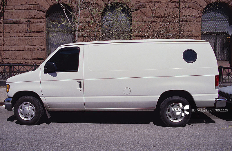 停在街道上的白色货车图片素材