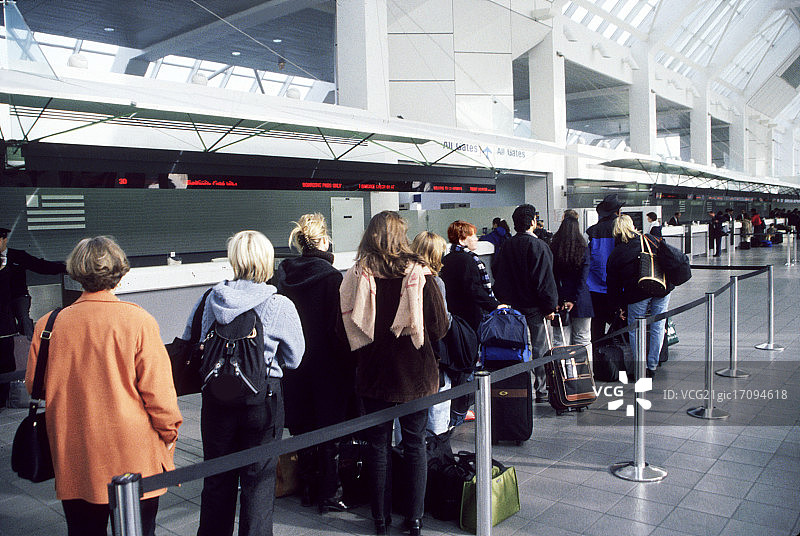旅行者在机场图片素材