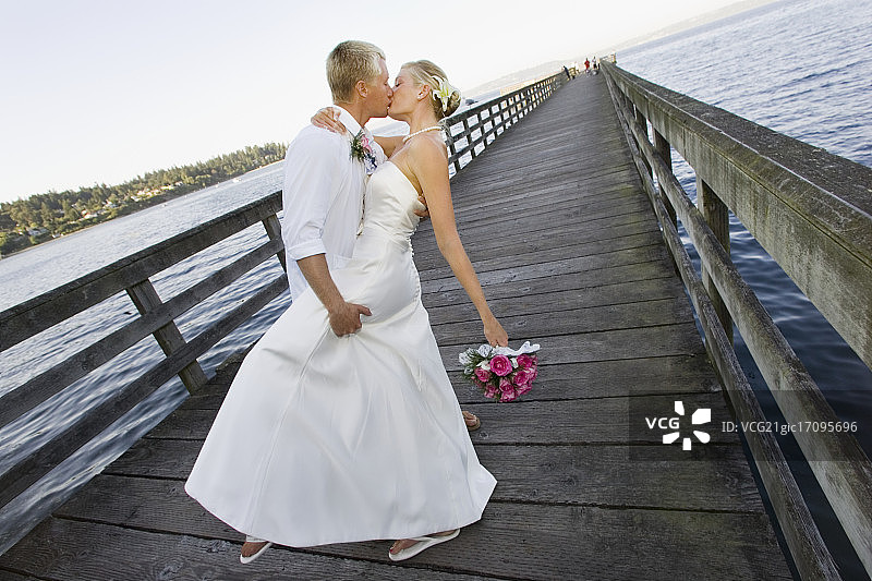 在码头上接吻的新婚夫妇图片素材