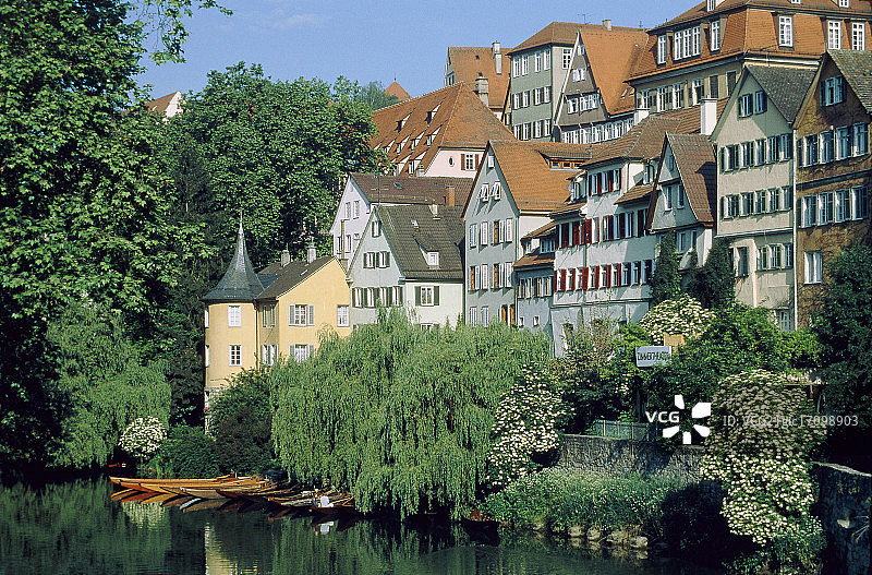 图宾根内卡河畔的荷尔德林塔和房屋（德国）图片素材