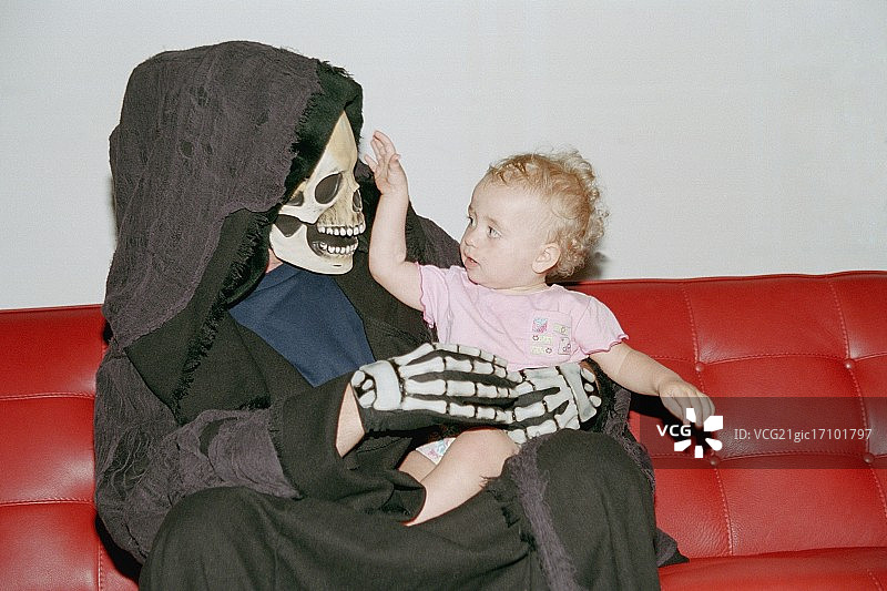 穿着戏服抱婴儿的人图片素材