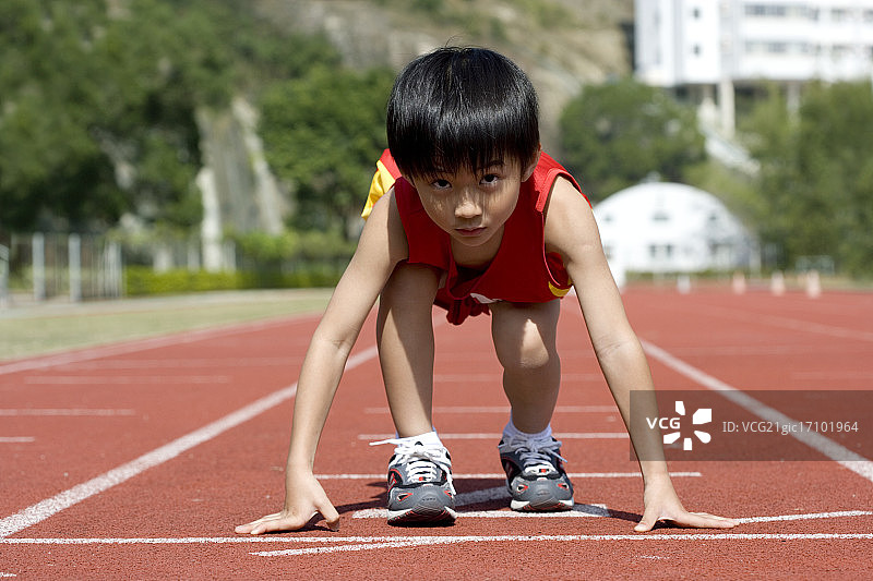 准备赛跑的男孩图片素材