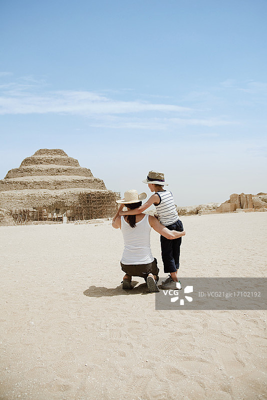 母亲和儿子在度假图片素材