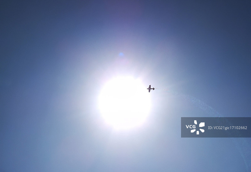 特技飞机穿越太阳图片素材