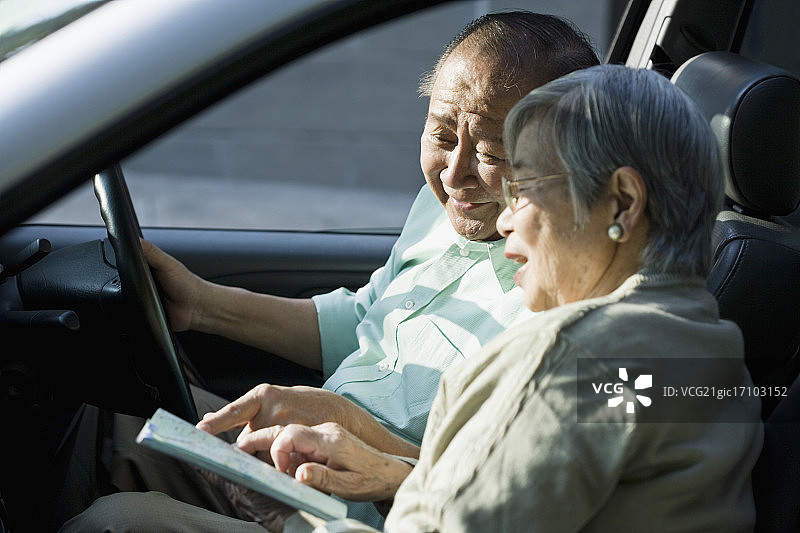 情侣查看路线图图片素材