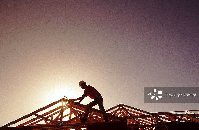 锤击房屋框架图片素材