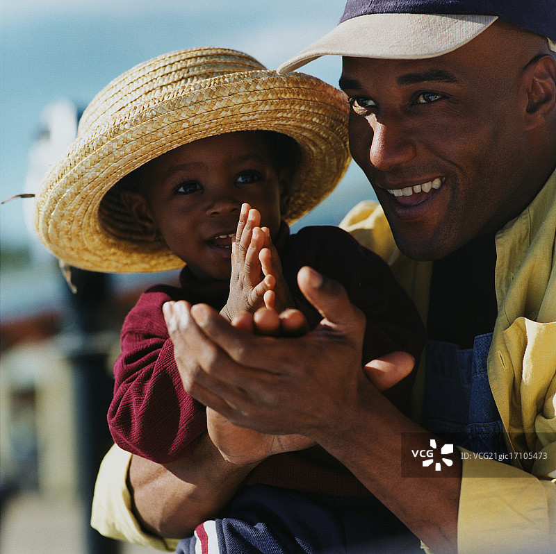 父亲抱着儿子图片素材