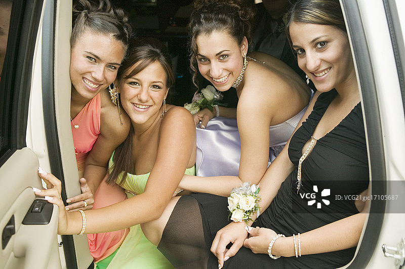 少女们前往舞会图片素材