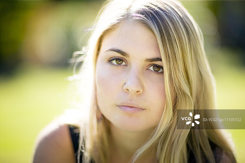 年轻的金发女人图片素材