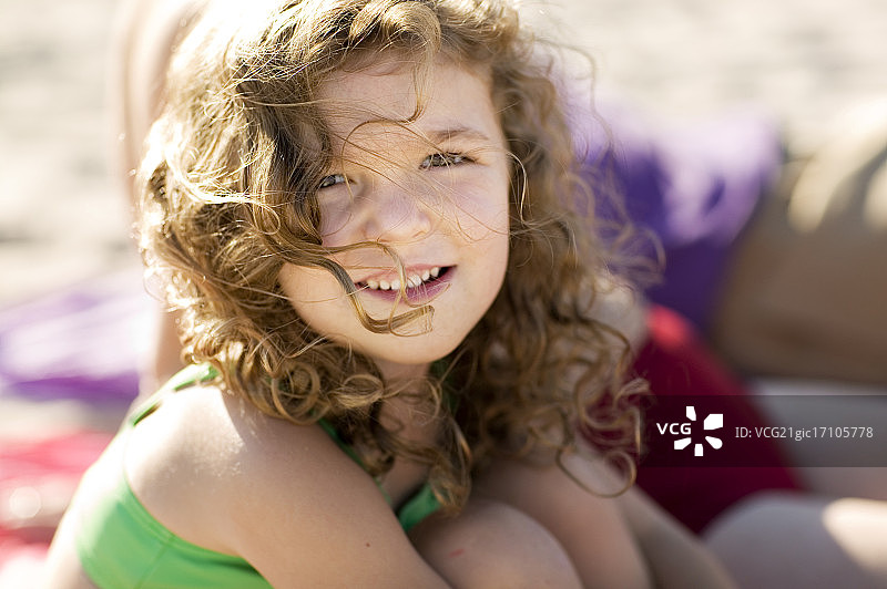 沙滩上的女孩图片素材