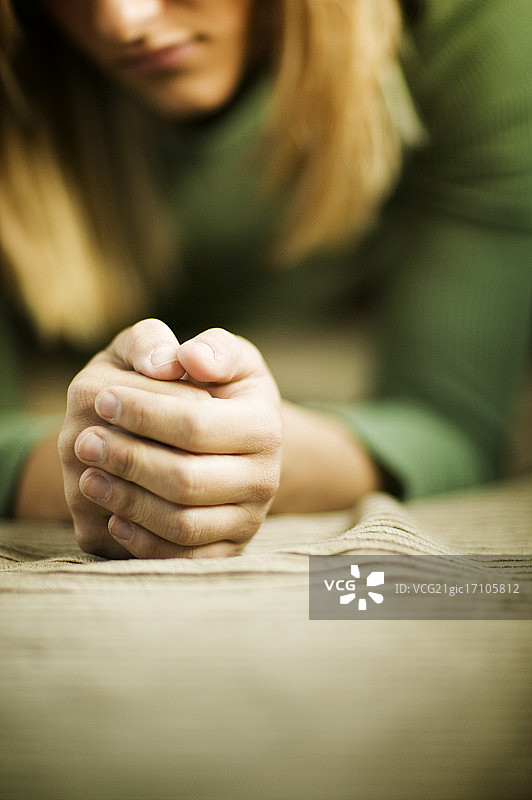 地毯上悲伤的女人图片素材