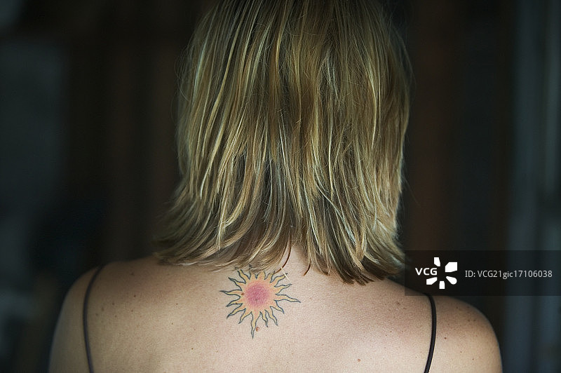 背部有纹身的年轻女子图片素材
