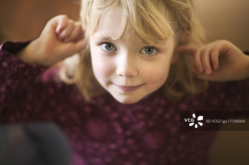 捂耳朵的小女孩图片素材