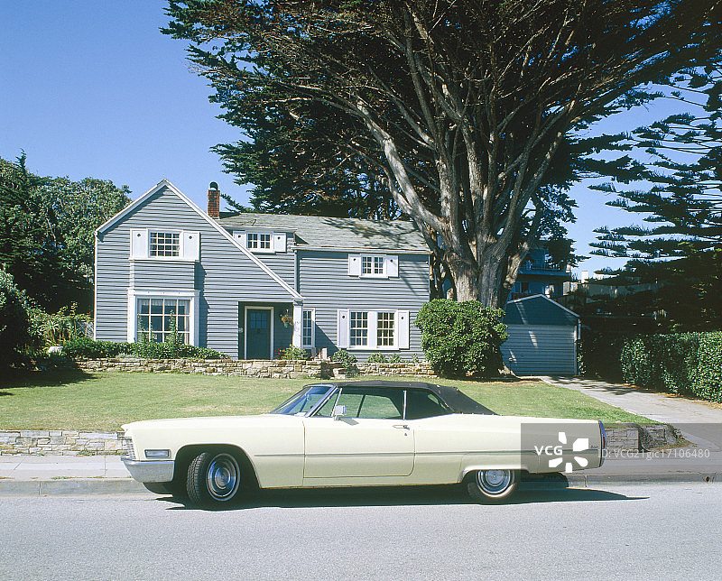 停在木结构建筑前的凯迪拉克图片素材