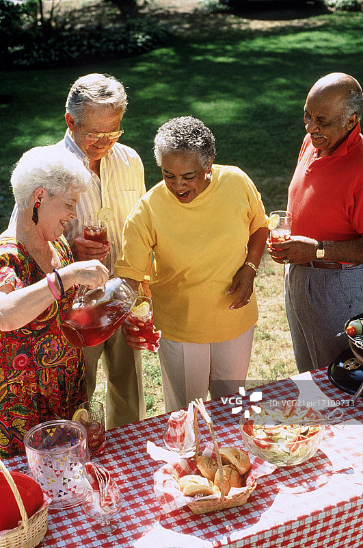 朋友们一起聚餐图片素材