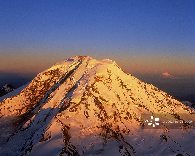 雷尼尔山顶峰图片素材