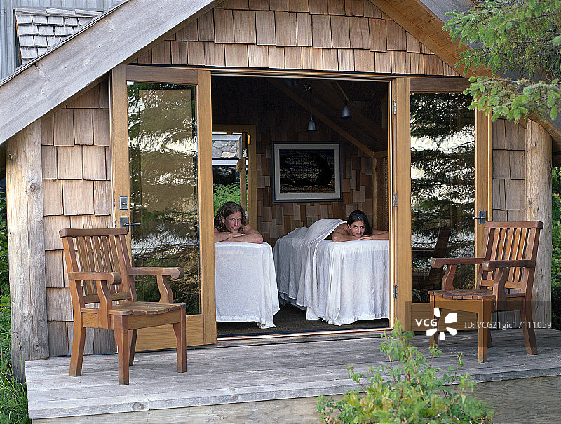 情侣在小木屋按摩台上图片素材