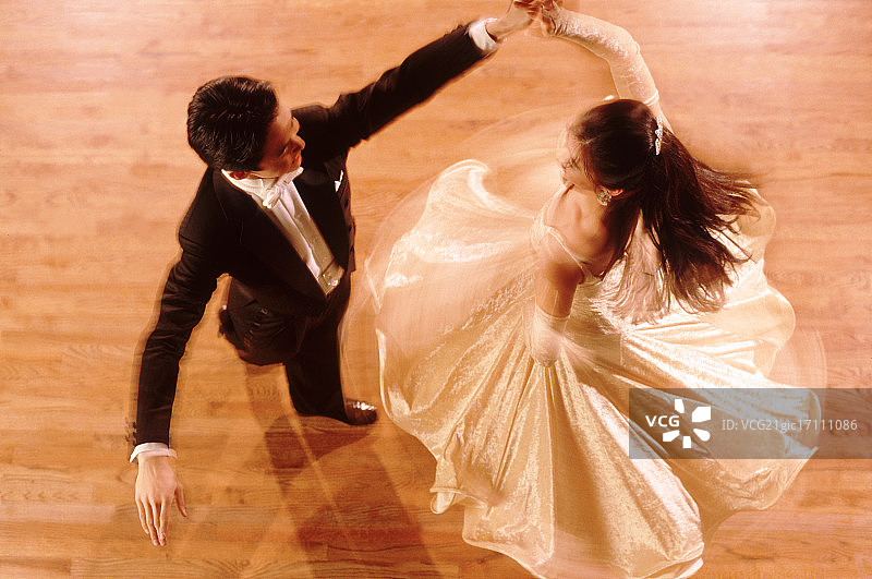 旋转的舞厅舞者图片素材
