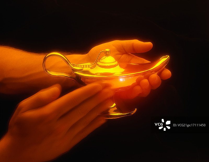 擦拭神灯召唤精灵的人图片素材