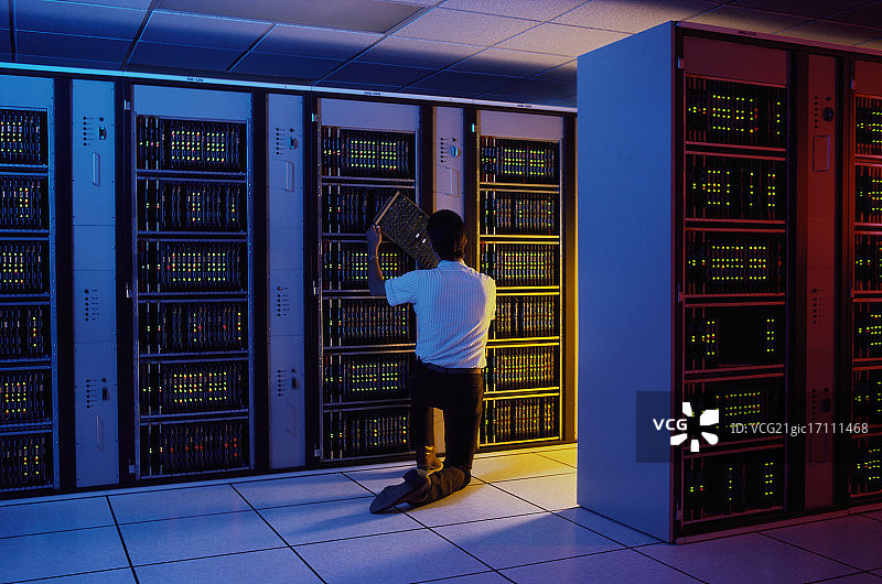 男子检查大型计算机图片素材